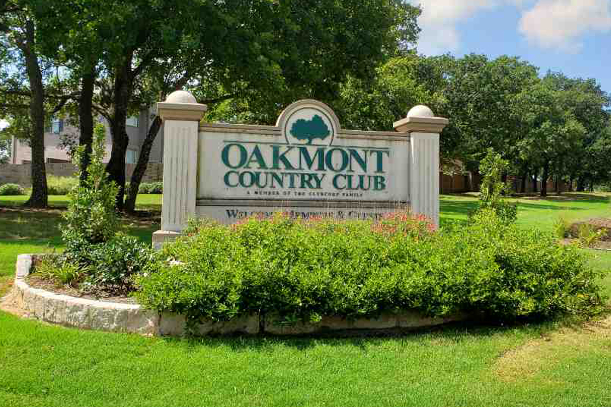 Oakmont CC Sign